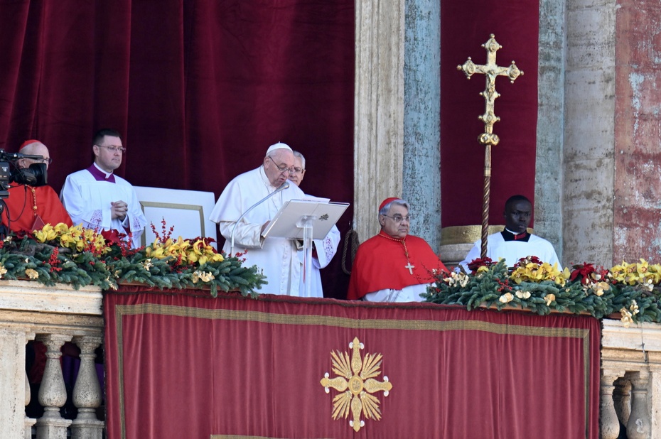 Papież Franciszek ze świątecznym orędziem. Źródło: EPA/ANSA/CLAUDIO PERI