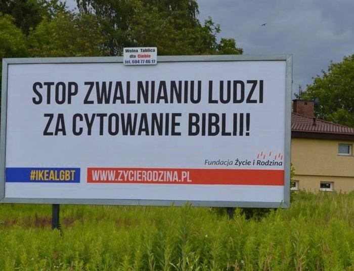 "Stop zwalnianiu ludzi za cytowanie Biblii". Taki billboard wita klientów IKEI