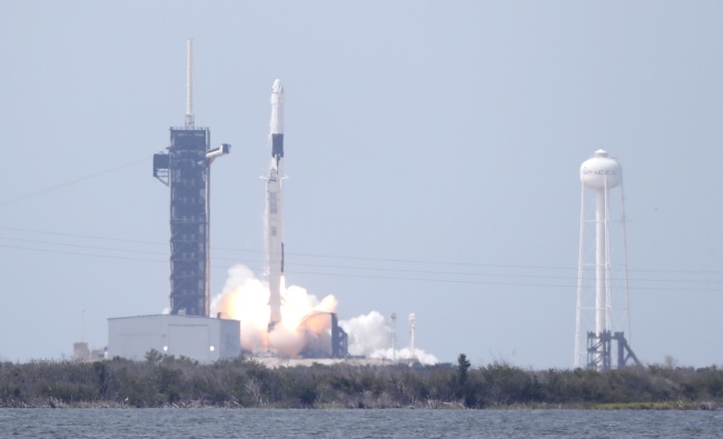 Start rakiety Falcon 9. fot. PAP/EPA/ERIK S. LESSER