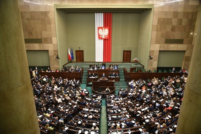 Za ustawą głosowało 261 posłów, przeciwko było 36, wstrzymało się 149. Fot. PAP/Radek Pietruszka