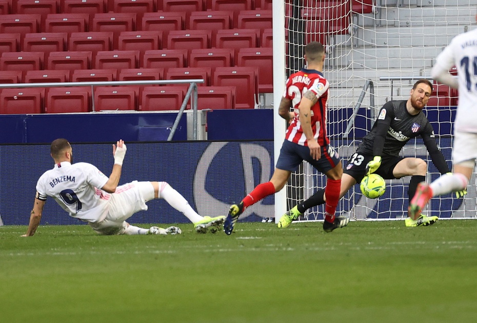 Karim Benzema strzela wyrównującego gola w meczu z Atletico Madryt. Fot. PAP/EPA
