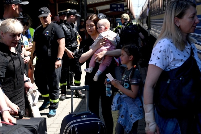 Uchodźcy z Ukrainy wysiadają z pociągu z Odessy na Dworcu Głównym PKP w Przemyślu, fot. PAP/Darek Delmanowicz