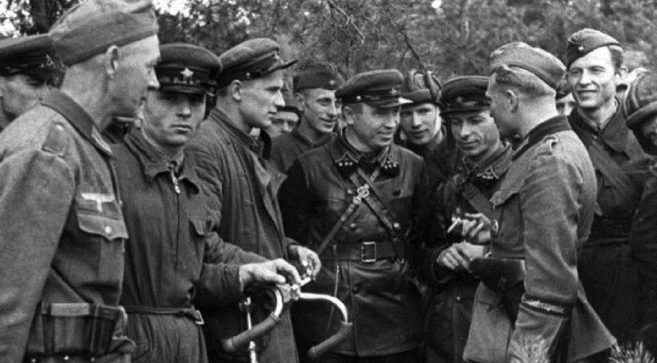 Na zdjęciu: niemieccy i rosyjscy kameraden nad grobem Polski (1939). Archiwum własne. AL