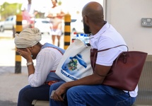 Ludzie na lotnisku opłakują ofiary katastrofy w Etiopii. Fot. PAP/EPA