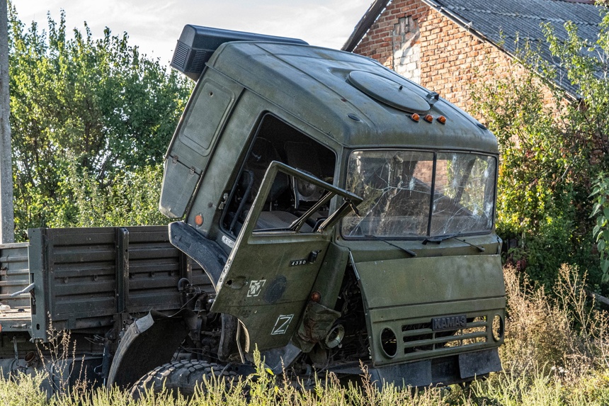 Rosyjska ciężarówka wojskowa stoi w nowo wyzwolonej wsi Grakovo w obwodzie charkowskim. Źródło: PAP/Mykola Kalyeniak