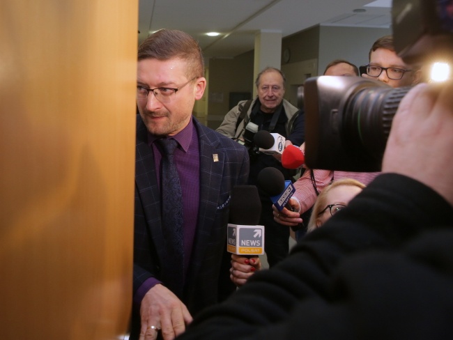 Sędzia Paweł Juszczyn (L) wchodzi do sali, w której obraduje kolegium SO w Olsztynie. Fot. PAP/Tomasz Waszczuk