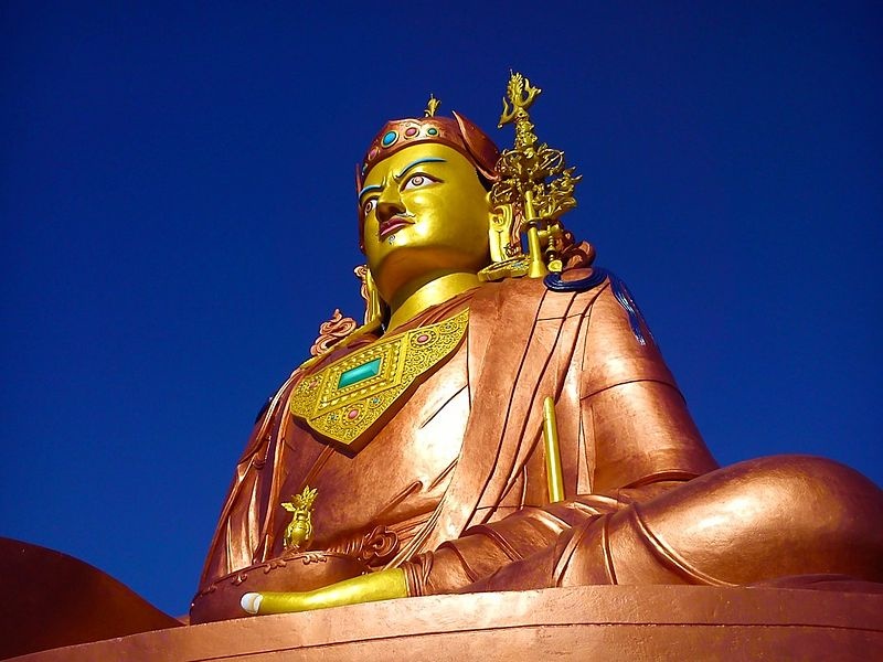 Guru Padmasambhava sideview.jpg, źródło: Wikimedia Commons