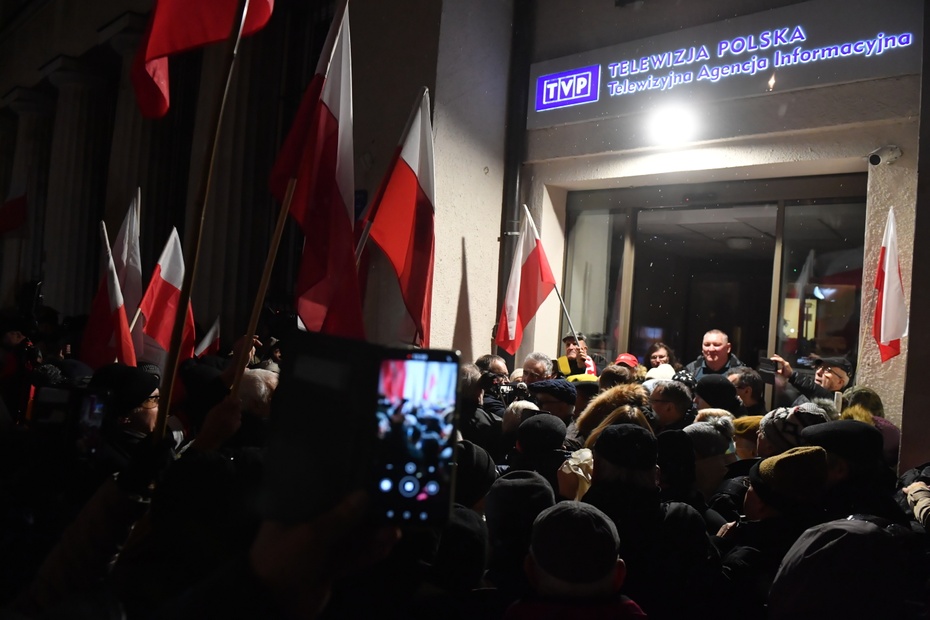 Manifestacja w obronie TVP na placu Powstańców Warszawy w Warszawie, 14 bm. Zgromadzeni protestują w obronie mediów publicznych. (sko) PAP/Piotr Nowak