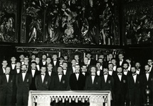 Kraków, lata 80. XX w., KCHA wraz z dyrygentem Adamem Korzeniowskim w kościele Mariackim