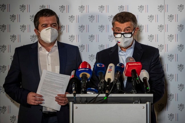 Czeski premier Andrej Babisz oraz wicepremier, szef MSW i p.o. ministra spraw zagranicznych Jan Hamaczek. Fot. PAP/EPA/MARTIN DIVISEK