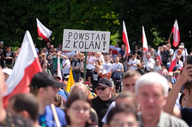 Uczestnicy marszu w Katowicach nieśli ze sobą transparenty "Powstań z kolan" i "Fałszywa pandemia". Fot.: PAP/Andrzej Grygiel