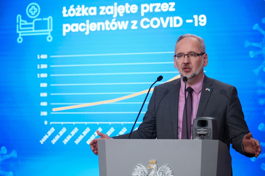 Minister zdrowia Adam Niedzielski poinformował podczas czwartkowej konferencji prasowej o dopuszczeniu do obiegu czwartej dawki szczepionki przeciwko COVID-19. Wyjaśnił też specyfikę szóstej fali koronawirusa. (fot. PAP)