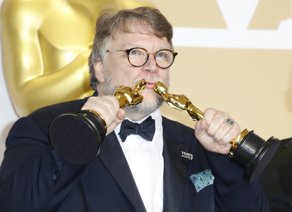 Guillermo del Toro z Oscarami za najlepszy film i najlepsza reżyserię, fot. PAP/EPA/PAUL BUCK