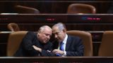 Netajahu chwilę przed głosowaniem w Knessecie. Fot: EPA/ABIR SULTAN