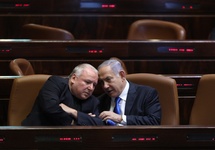 Netajahu chwilę przed głosowaniem w Knessecie. Fot: EPA/ABIR SULTAN