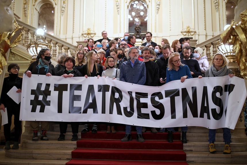 „Teatr jest nasz”. Protest w obronie Głuchowskiego pod Teatrem im. Słowackiego w Krakowie