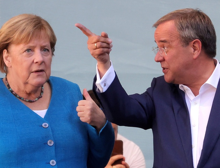 Śmiech podczas powodzi pogrąży Lascheta? Merkel: Jutro chadecja musi wygrać