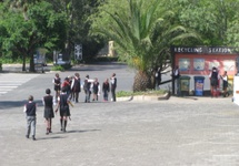 Młodzież szkolna przed Muzeum Apartheidu - Johannesburg, RPA - fotografia własna