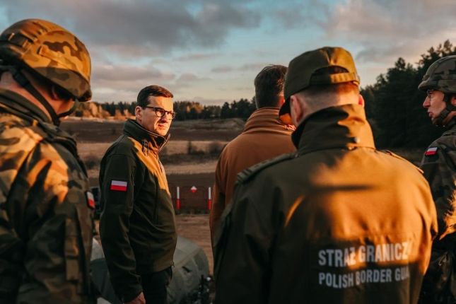 Premier Mateusz Morawiecki podczas odpwiedzin 9 listopada żołnierzy i funkcjonariuszy strzegących granicy. Fot. MON