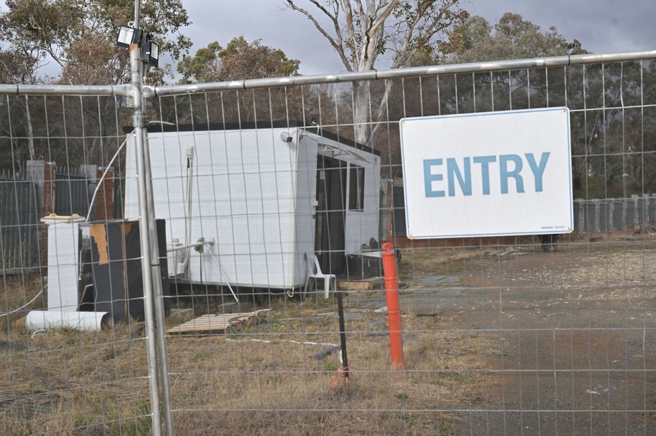 Budynek kontenerowy na zamkniętym placu budowy rosyjskiej ambasady w stolicy Australii Canberze. Fot. PAP/EPA/MICK TSIKAS