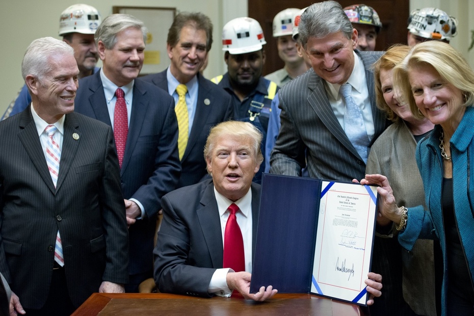 Donald Trump w otoczeniu swoich doradców oraz górników prezentuje podpisane rozporządzenie, fot.  	PAP/EPA/Ron Sachs / POOL