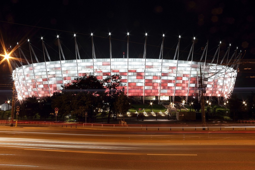 Kierowcy i podróżujący w Warszawie, a przede wszystkim w okolicach Stadionu Narodowego muszą uzbroić się w cierpliwość. Źródło: commons.wikimedia.org