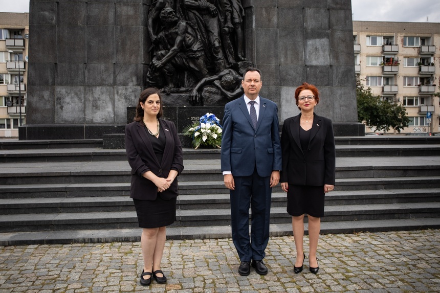 Jaakow Liwne z żoną i przedstawicielką Ambasady Izraela przed pomnkiem Powstania w Getcie Warszawskim, fot. Ambasada Izraela