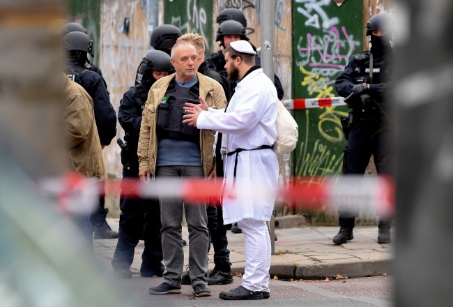 Żyd modlący się w synagodze w Halle po zamachu. Fot. PAP/EPA/FILIP SINGER
