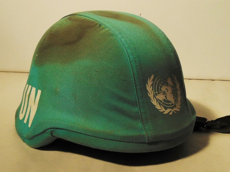 Hełm sił pokojowych ONZ, zdj.: Nationaal Bevrijdingsmuseum 1944-1945, CC BY-SA 4.0