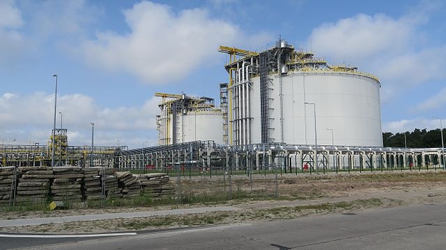 Zbiorniki na gaz w Świnoujściu. Fot. Maciek Kwiatkowski/ Wikipedia