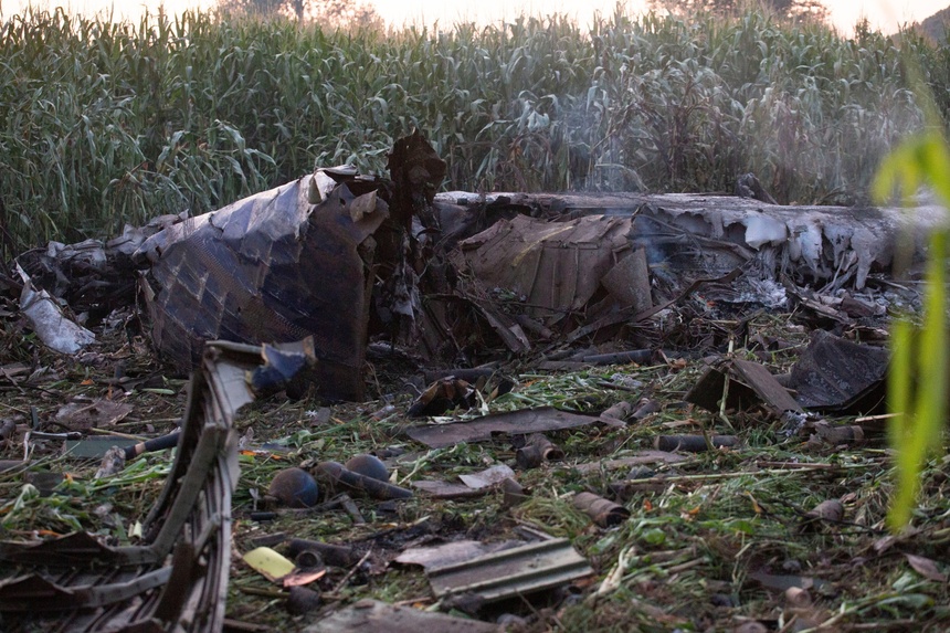 Na północy Grecji, w pobliżu miasta Kawala rozbił się ukraiński samolot transportowy Antonow An-12. Media informują, że przewoził on niebezpieczny ładunek. (fot. PAP/EPA)