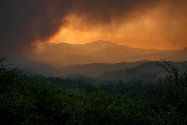 Widok pożaru nad górami w Galicji, fot.  	PAP/EPA/ELISEO TRIGO