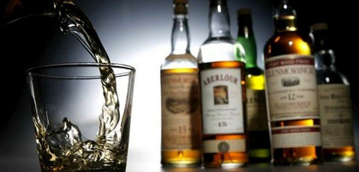 Polacy często sięgają do kieliszka lub butelki z alkoholem.