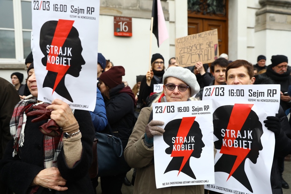 Uczestniczki Strajku Kobiet pod Kurią biskupią na Miodowej w Warszawie, fot. PAP/Rafał Guz
