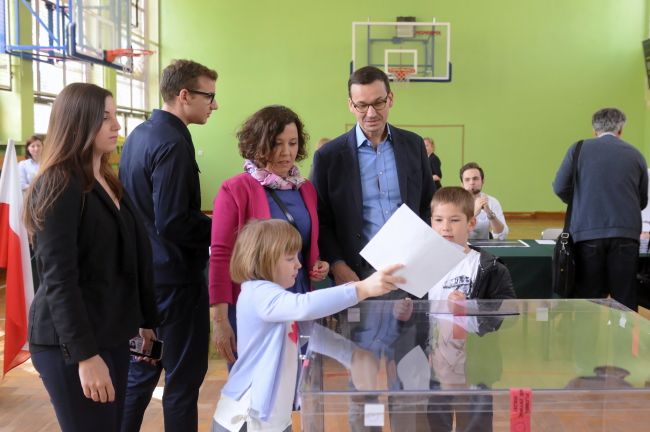 Premier Mateusz Morawiecki z żoną Iwoną i dziećmi, podczas głosowania w lokalu wyborczym w Szkole Podstawowej numer 205 w Warszawie