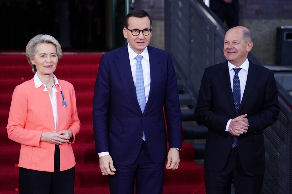 Od lewej: przewodnicząca KE Ursula von der Leyen, premier RP Mateusz Morawiecki, kanclerz Niemiec Olaf Scholz. PAP/EPA/CLEMENS BILAN