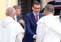 Premier Mateusz Morawiecki podczas powitania przez przedstawicieli Zakonu Świętego Pawła Pierwszego Pustelnika.