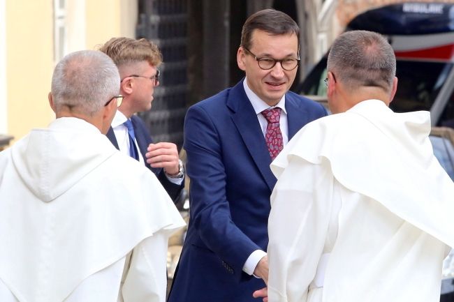 Premier Mateusz Morawiecki podczas powitania przez przedstawicieli Zakonu Świętego Pawła Pierwszego Pustelnika.