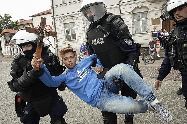 Policja wynosi Jakuba Baryłę, blokującego Marsz Równości w Płocku, fot. PAP/Wiktor Dąbkowski