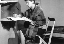 Bogusława przy sekretarzyku Mebli Kowalskich