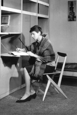 Bogusława przy sekretarzyku Mebli Kowalskich