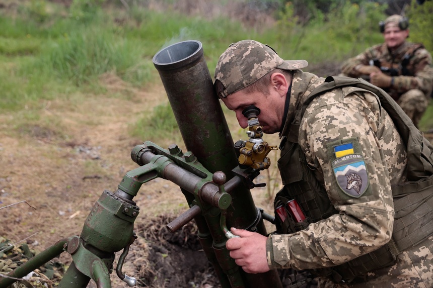 Przez ręczne wyrzutnie pocisków przeciwpancernych, a także drony bojowe wielu obserwatorów wojny na Ukrainie stwierdza, że czołgi nie odgrywają znaczącej roli na polu bitwy. Źródło: PAP/EPA