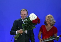 Donald Tusk z żoną Małgorzatą podczas wieczoru wyborczego w 2011 r. Platforma Obywatelska zwyciężyła w wyborach parlamentarnych.