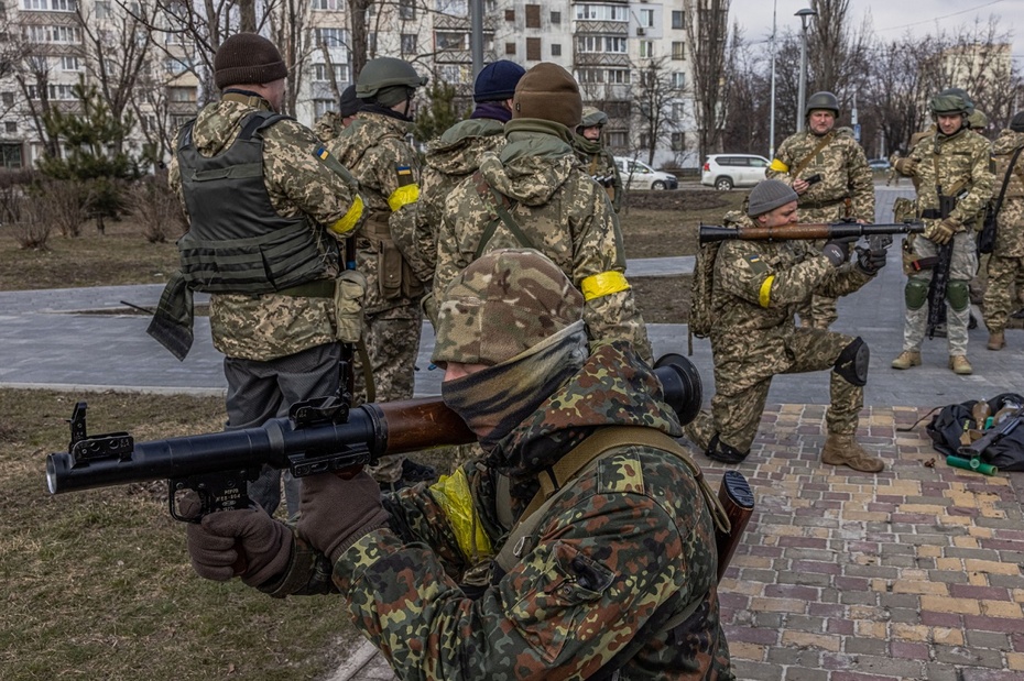 Ukraińscy terytorialsi przygotowują się do obrony Kijowa, stolicy Ukrainy. Fot. PAP/EPA/ROMAN PILIPEY