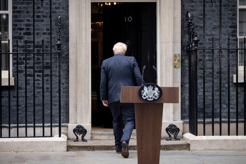 Boris Johnson na chwilę po ogłoszenie swojej rezygnacji z urzędu premiera Wielkiej Brytanii. fot. PAP/EPA/TOLGA AKMEN
