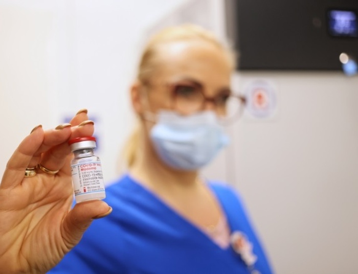 „Szczepmy się trzecią dawką. Omikron? Bez histerii!”