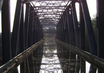 Barton Swing Bridge. Po przekopaniu Manchester Ship Canal, zastąpił Barton Aqueduct