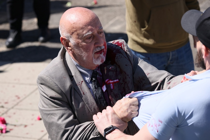 Rzecznik MSZ Łukasz Jasina odniósł się do zdarzenia, do którego doszło przed Cmentarzem Żołnierzy Radzieckich w Warszawie, gdzie rosyjski ambasador został oblany czerwoną farbą przez demonstrantów (fot. PAP/Leszek Szymański)