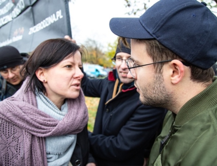 Bart Staszewski zbiera pieniądze na to, żeby pójść z Kają Godek do sądu