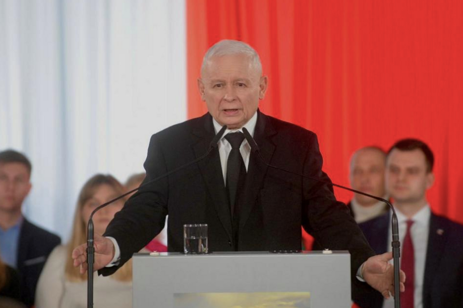 (Prezes PiS Jarosław Kaczyński we wsi Łyse. Fot. Twitter/@pisorgpl)